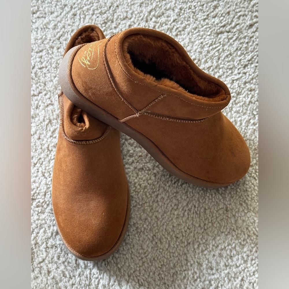 Juicy Cozy Brown Suede Slip-On Shoes
Brand new never worn size ladies 9